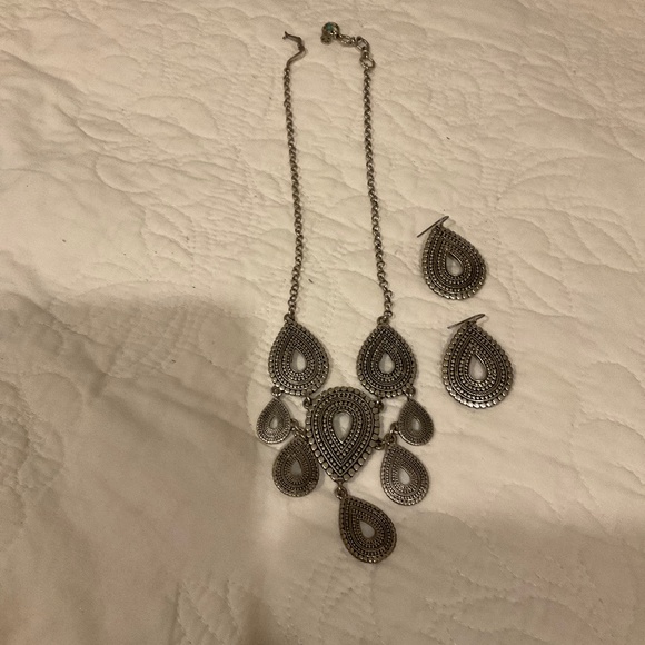 Lucky brand silver in color necklace with matching earrings - Picture 1 of 2